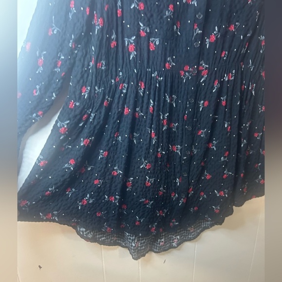 Torrid Tunic Womens 1X Black Red Roses Floral Emma Crinkle Knit Hi Lo Button Up - Picture 4 of 11